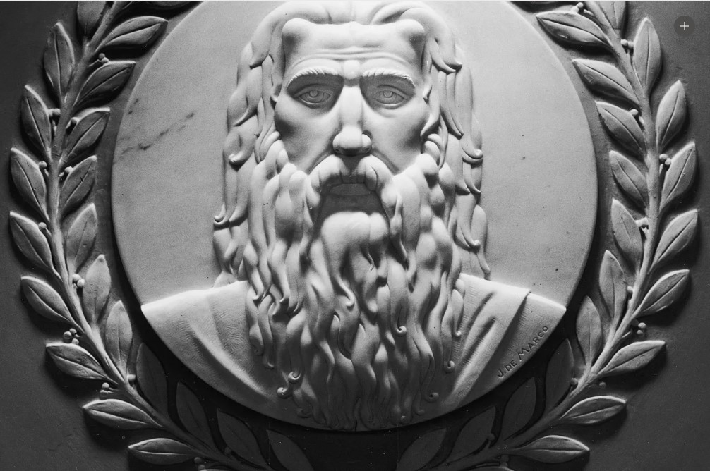 美國國會大廈眾議院議事廳的摩西大理石浮雕肖像。（圖／翻攝自www.aoc.gov）
